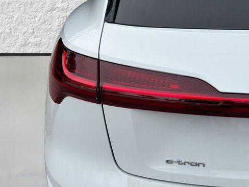 Used 2019 Audi e-tron Prestige image 10