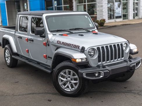Used 2023 Jeep Gladiator Sport image 2