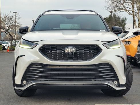 Used 2024 Toyota Highlander XSE image 2