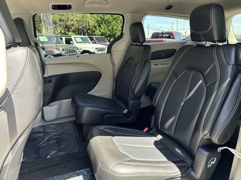 Used 2024 Chrysler Pacifica Touring-L FWD image 23