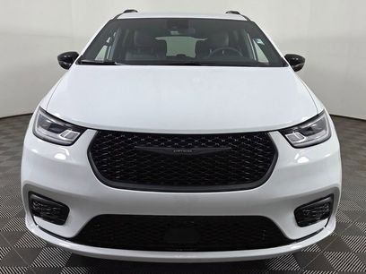 New 2025 Chrysler Pacifica Select w/ Fav Edition Package