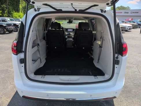 Used 2023 Chrysler Pacifica Touring-L FWD image 30