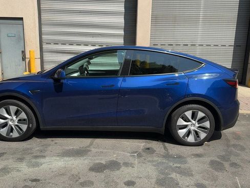 Used 2024 Tesla Model Y Long Range AWD/4WD image 2