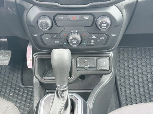 Used 2018 Jeep Renegade Latitude w/ Cold Weather Group FWD image 18