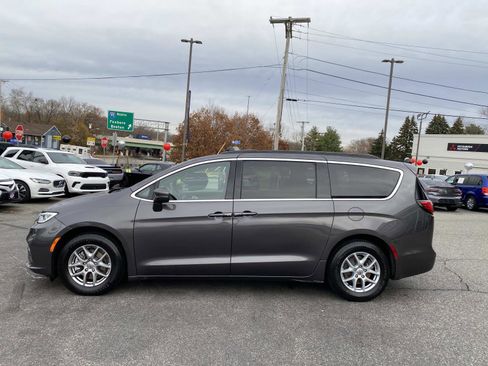 Used 2022 Chrysler Pacifica Touring image 2