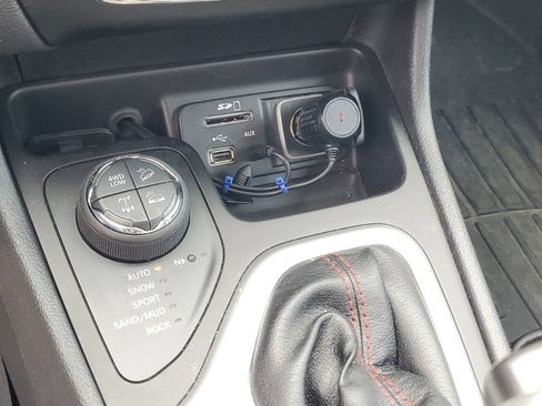 Used 2018 Jeep Cherokee Trailhawk w/ Comfort/Convenience Group AWD/4WD image 24