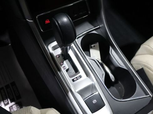 Used 2019 Subaru Ascent Premium image 32