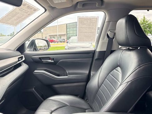 Used 2022 Toyota Highlander XLE FWD image 23