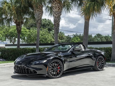 Used 2022 Aston Martin V8 Vantage Roadster RWD image 28