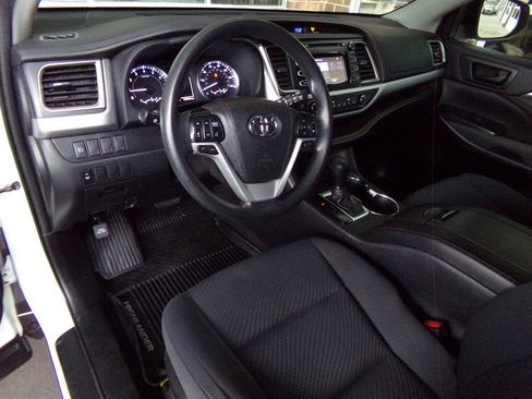 Used 2019 Toyota Highlander LE AWD/4WD image 20