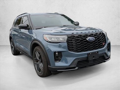 Used 2025 Ford Explorer ST image 3