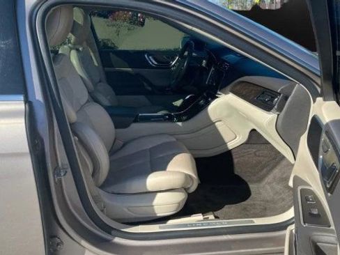 Used 2018 Lincoln Continental Select w/ Continental Climate Package image 10