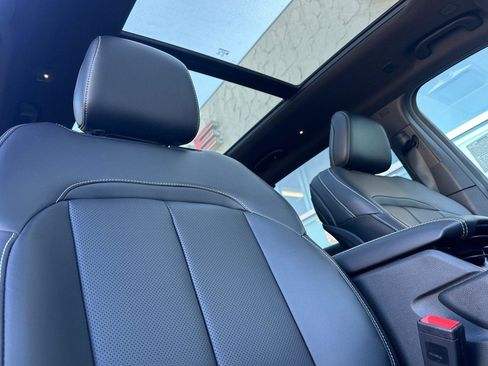 New 2025 Jeep Grand Cherokee L Limited w/ Luxury Tech Group II image 15