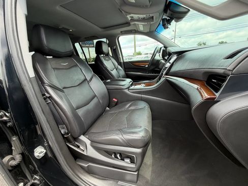 Used 2020 Cadillac Escalade ESV Luxury AWD/4WD image 16