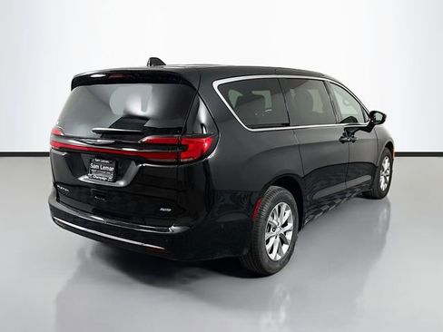 Used 2025 Chrysler Pacifica Select image 7