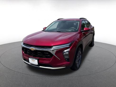 Used 2025 Chevrolet Trax LT FWD image 7