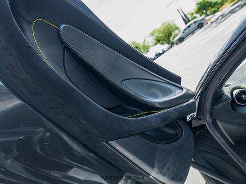 Used 2018 McLaren 570S Spider image 35