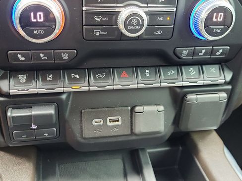 Used 2022 GMC Sierra 2500 Denali w/ Denali Ultimate Package AWD/4WD image 32