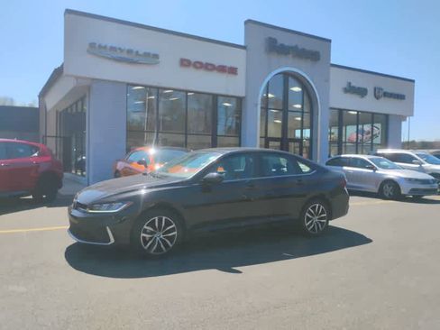 Used 2025 Volkswagen Jetta SE FWD image 1