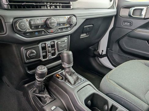 Used 2025 Jeep Wrangler Unlimited Sahara w/ Safety Group AWD/4WD image 19
