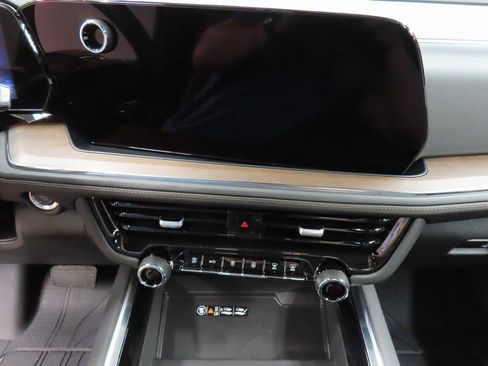 Used 2025 Chevrolet Suburban High Country w/ Sun And Tow Package image 14