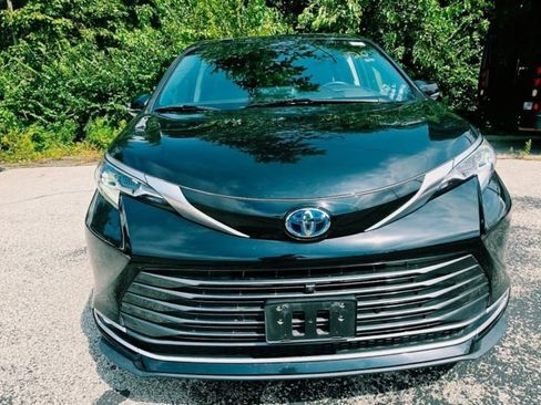 Used 2023 Toyota Sienna Platinum w/ Protection Package (TMS) AWD/4WD image 2