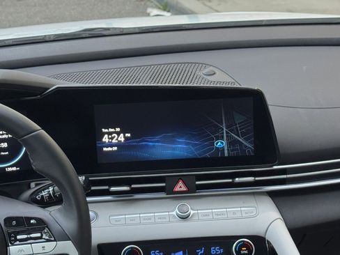 Used 2025 Hyundai Elantra Limited image 18