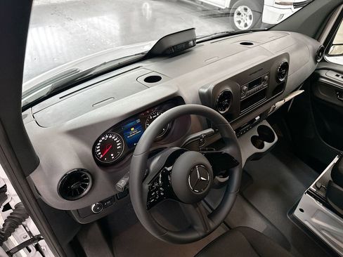 Used 2025 Mercedes-Benz Sprinter 2500 image 8