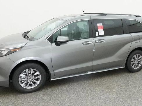 New 2026 Toyota Sienna XLE FWD image 5