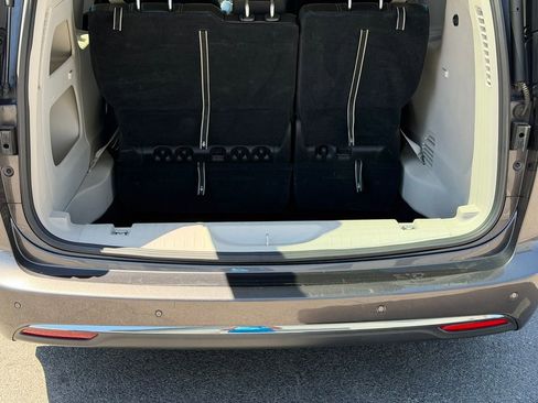 Used 2023 Chrysler Pacifica Touring-L FWD image 25
