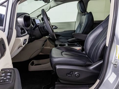Used 2024 Chrysler Pacifica Limited FWD image 23