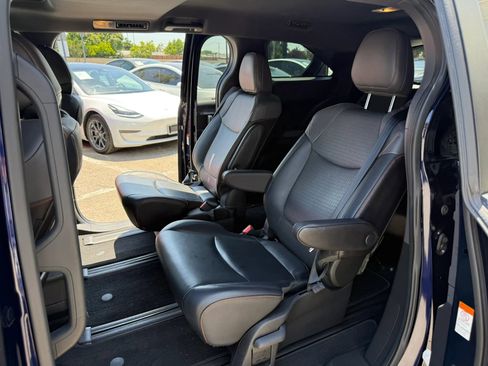 Used 2021 Toyota Sienna XSE FWD image 14