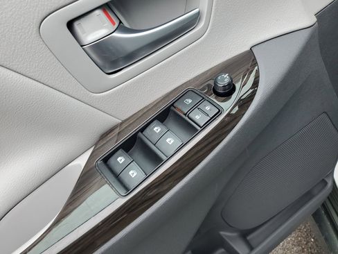 Used 2018 Toyota Sienna XLE Premium image 19