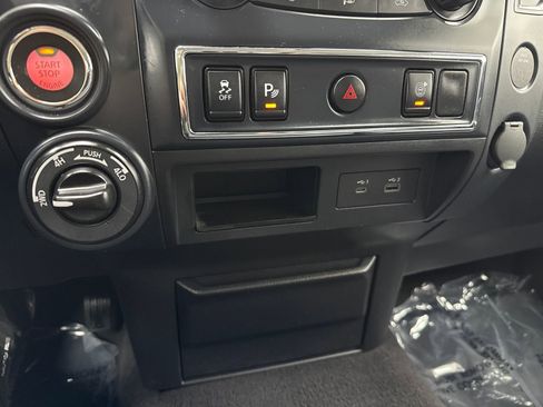 Used 2022 Nissan Titan SV AWD/4WD image 31