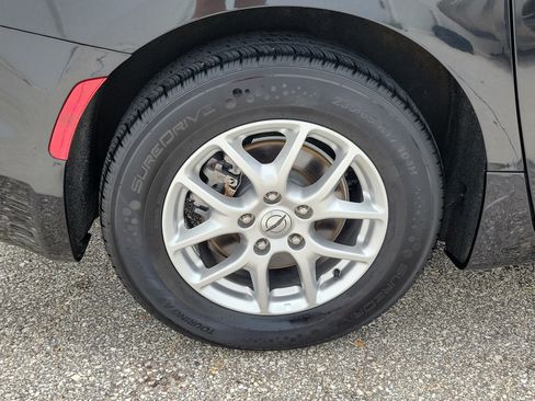 Used 2023 Chrysler Pacifica Touring-L FWD image 11
