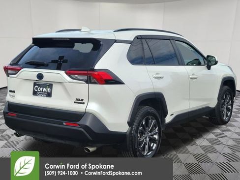 Used 2022 Toyota RAV4 XLE Premium image 16