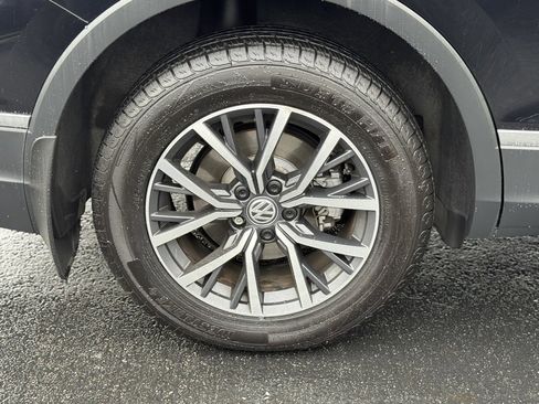 Used 2020 Volkswagen Tiguan SE w/ Panoramic Sunroof Package image 8