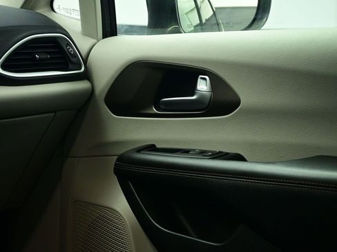 Used 2018 Chrysler Pacifica Touring Plus image 14