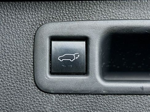 Used 2021 Toyota Highlander XLE AWD/4WD image 32