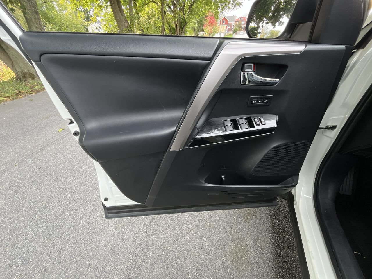 Used 2018 Toyota RAV4 Limited AWD/4WD image 3