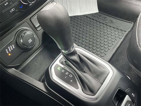 Used 2020 Jeep Renegade Latitude w/ Cold Weather Group image 31