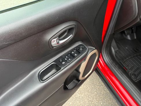 Used 2016 Jeep Renegade Limited image 34