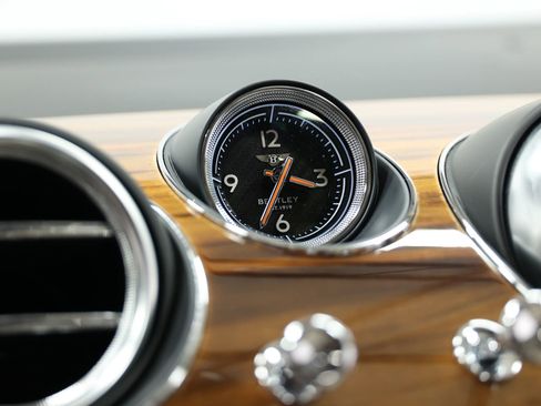 Used 2020 Bentley Bentayga Plug-In Hybrid image 37