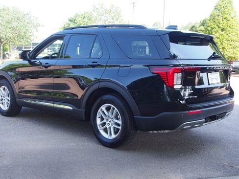 Certified 2025 Ford Explorer Active w/ Active Comfort Package RWD image 5