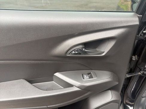 Used 2025 Chevrolet Trax LT FWD image 19