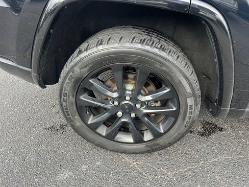 Used 2018 Jeep Grand Cherokee Altitude AWD/4WD image 12