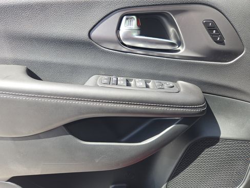 New 2026 Chrysler Pacifica Select image 17