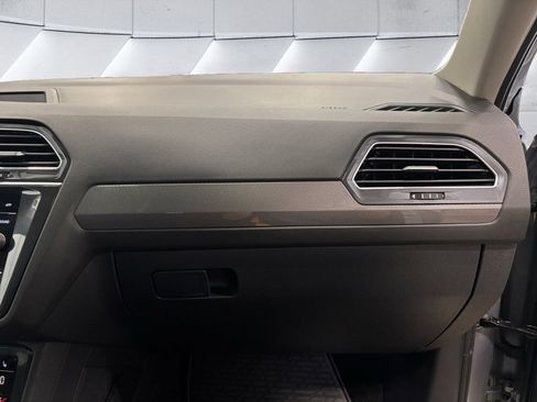 Used 2024 Volkswagen Tiguan SE w/ Panoramic Sunroof Package AWD/4WD image 18