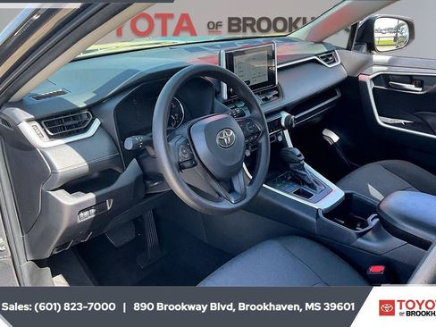 Used 2025 Toyota RAV4 XLE AWD/4WD image 12