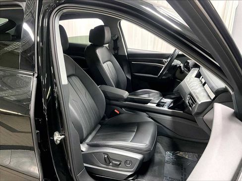 Used 2022 Audi e-tron Premium Plus image 30